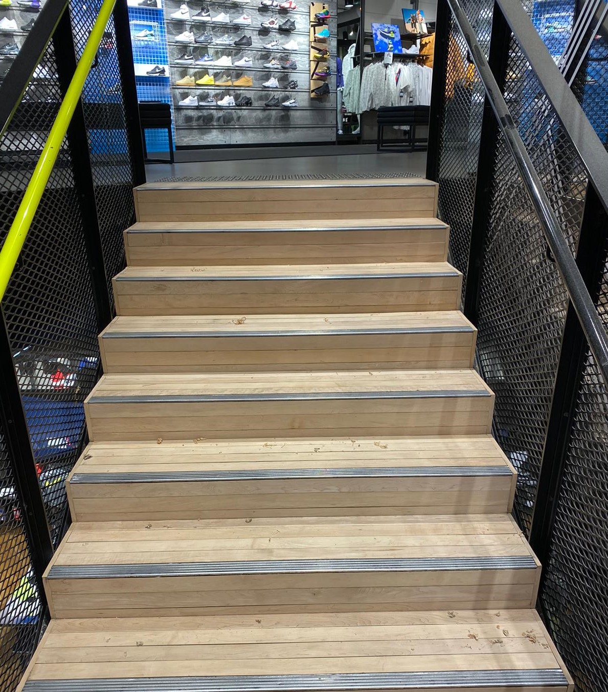 escaliers du magasin poncés